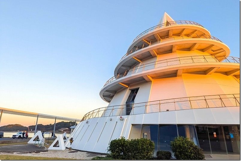 夕暮れ時の三角東港「海のピラミッド」