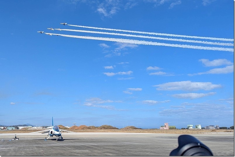 近距離を飛行するブルーインパルス
