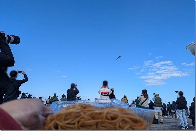食事をしつつF2戦闘機の演目観戦 築城基地航空祭