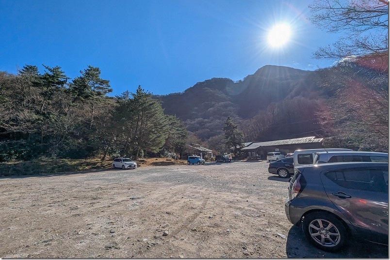 塚原温泉 火口乃泉の駐車場、建物