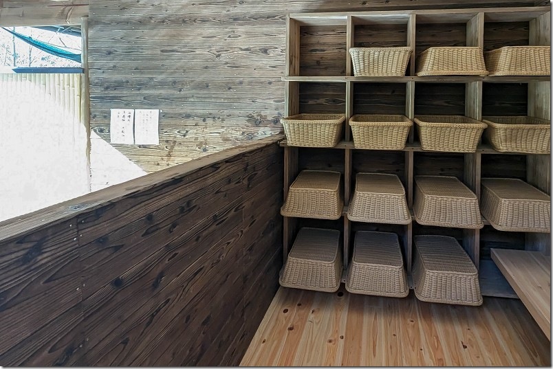 塚原温泉 火口乃泉の脱衣所、カゴのみ