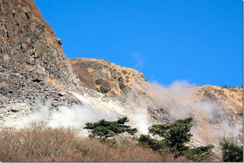塚原温泉 駐車場から見た火口付近の噴気
