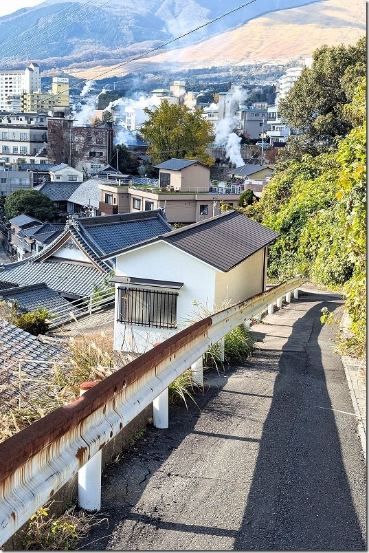別府・鉄輪温泉 みはらし坂を下る