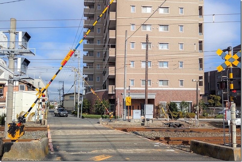 島通踏切【駅から琴芝駅側へ60mの踏切】 シン・エヴァンゲリオン劇場版の線路のポスター 島通踏切【駅から琴芝駅側へ60mの踏切】 シン・エヴァンゲリオン劇場版の線路のポスター
