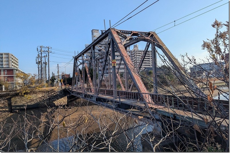真締川東踏切【エヴァンゲリオンのポスター奥に見えてた新川橋梁】 真締川東踏切【エヴァンゲリオンのポスター奥に見えてた新川橋梁】