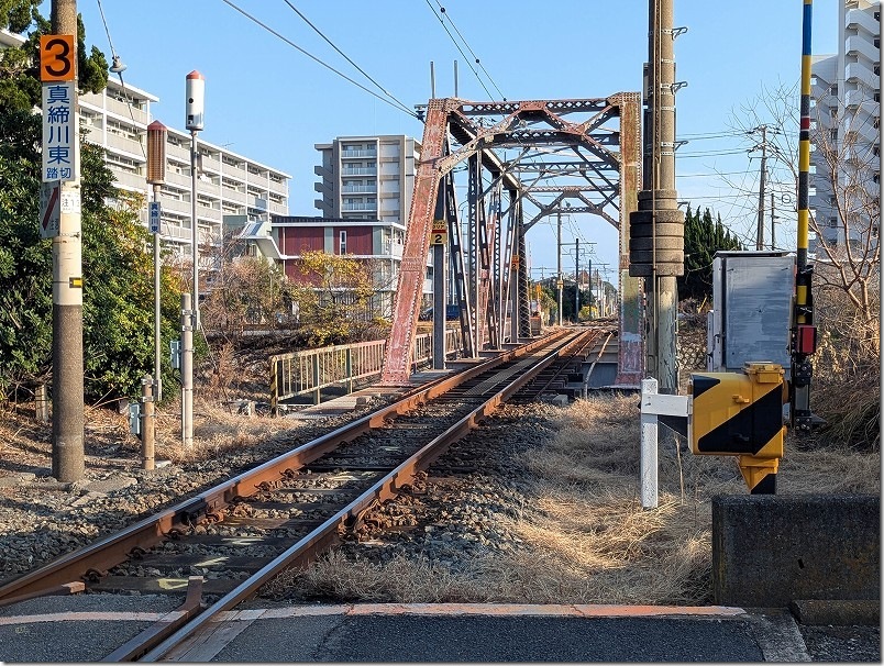 真締川東踏切【エヴァンゲリオンのポスター奥に見えてた新川橋梁】 真締川東踏切【エヴァンゲリオンのポスター奥に見えてた新川橋梁】