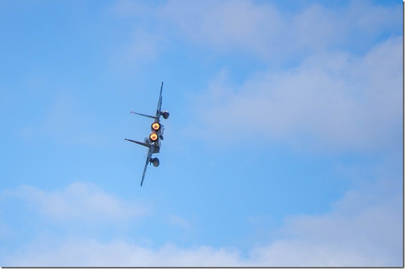 F15戦闘機の機動飛行を撮影【750K〜800Kで上空を通過後、アフターバーナーで上昇】 築城航空祭