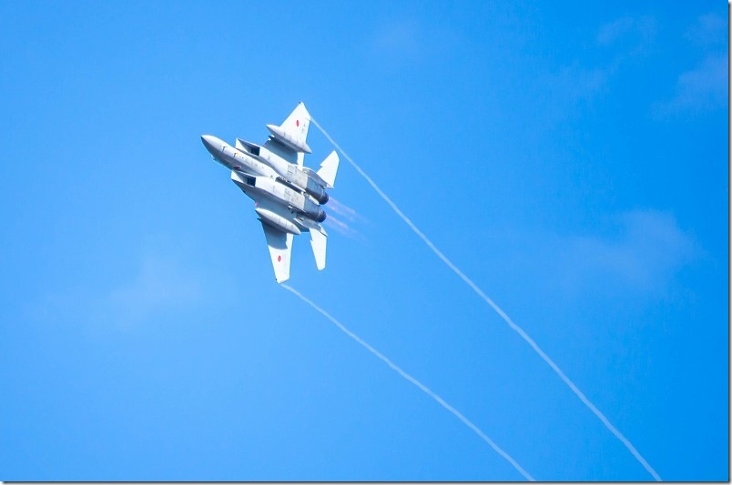 築城航空祭 F15戦闘機の機動飛行 主翼からは白い翼端渦 上空接近するF15を撮影 