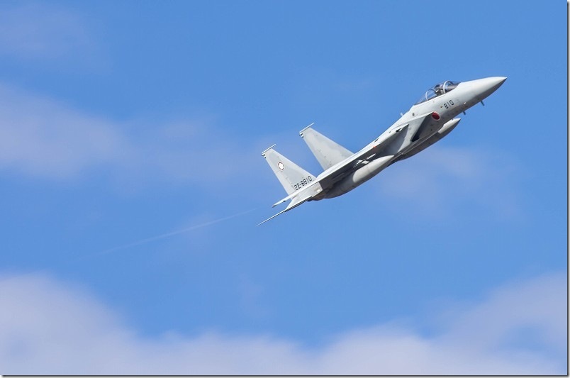 築城航空祭 F15戦闘機の機動飛行 主翼からは白い翼端渦 上空通過するF15を撮影 