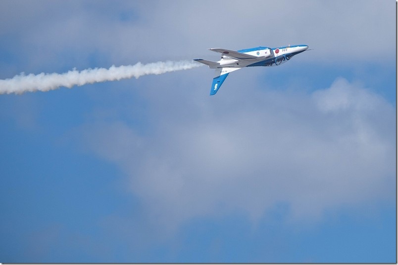 高速でロールするブルーインパルス