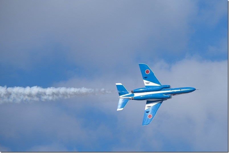 高速でロールするブルーインパルス