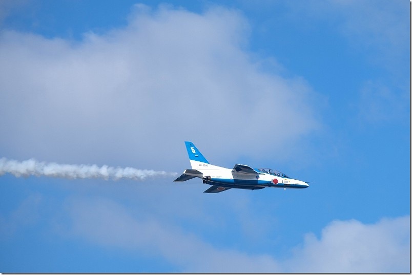 高速でロールするブルーインパルス