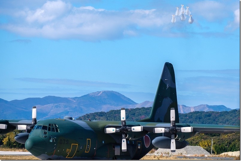 ブルーインパルス 大技連発で空中の可憐な技