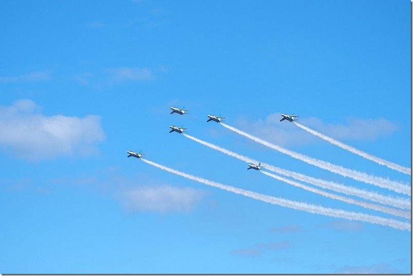 ブルーインパルス 大技連発で空中の可憐な技