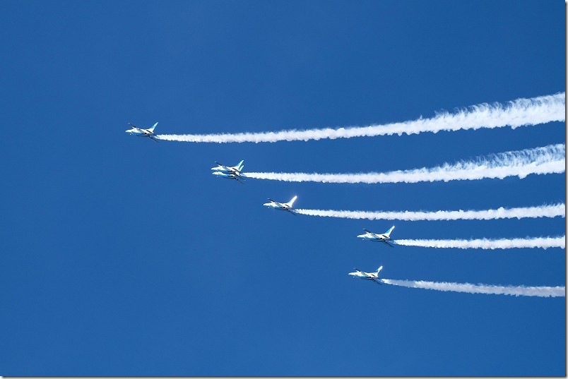 ブルーインパルス 大技連発で空中の可憐な技