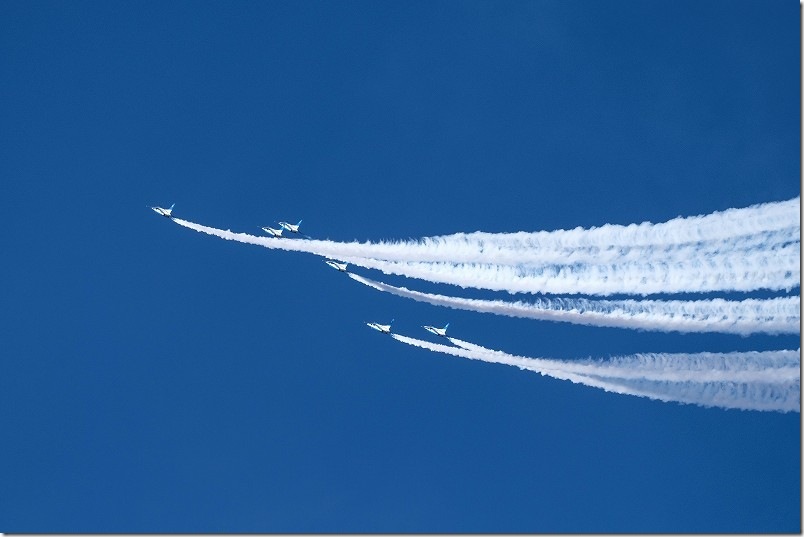 ブルーインパルス 大技連発で空中の可憐な技
