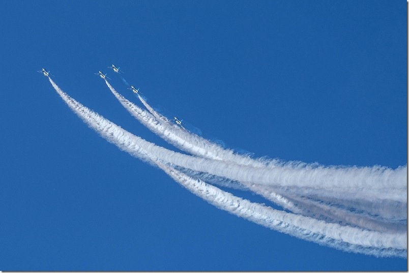 ブルーインパルス 大技連発で空中の可憐な技