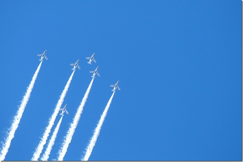 ブルーインパルス 大技連発で空中の可憐な技