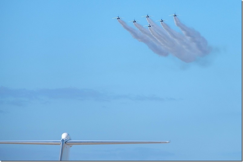 6機編成で低空を通過するブルーインパルス