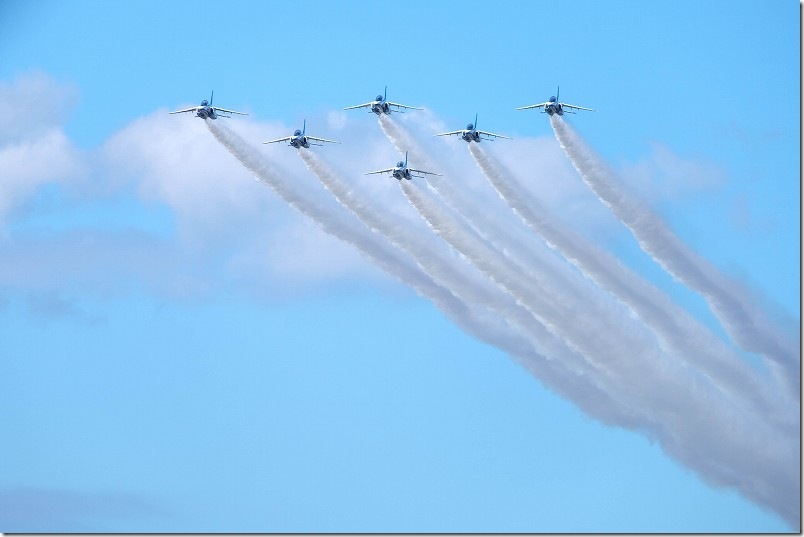 6機編成で低空を通過するブルーインパルス