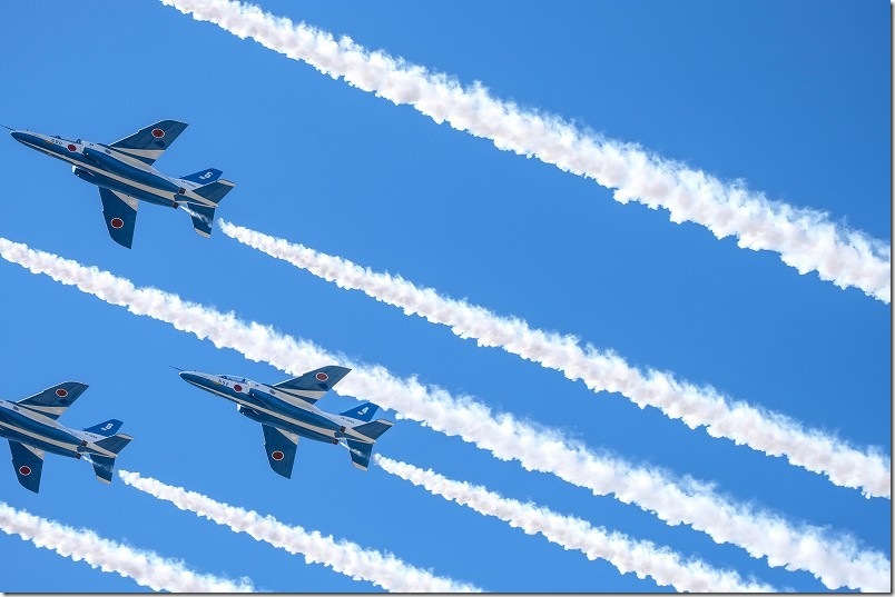 6機編成で低空を通過するブルーインパルス