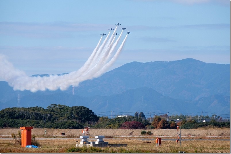 6機編隊のロール（でんぐり返し）の大技 ブルーインパルス