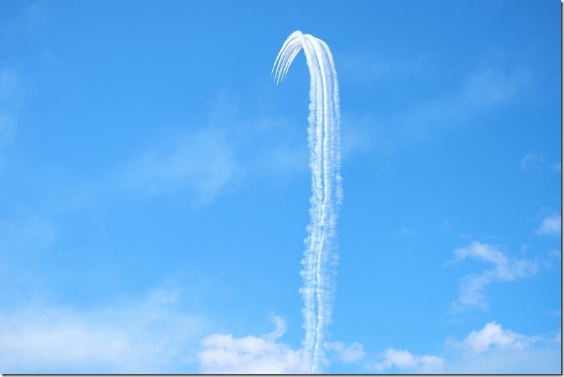 6機編隊のロール（でんぐり返し）の大技 ブルーインパルス