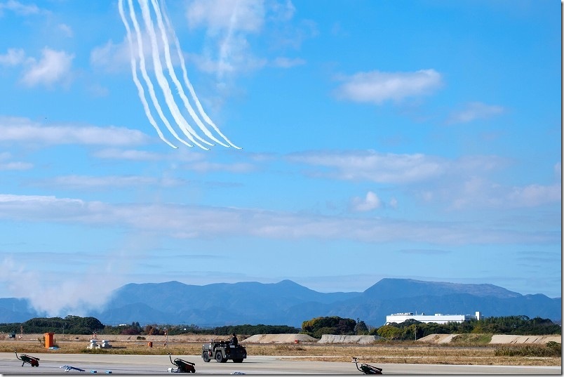 6機編隊のロール（でんぐり返し）の大技 ブルーインパルス