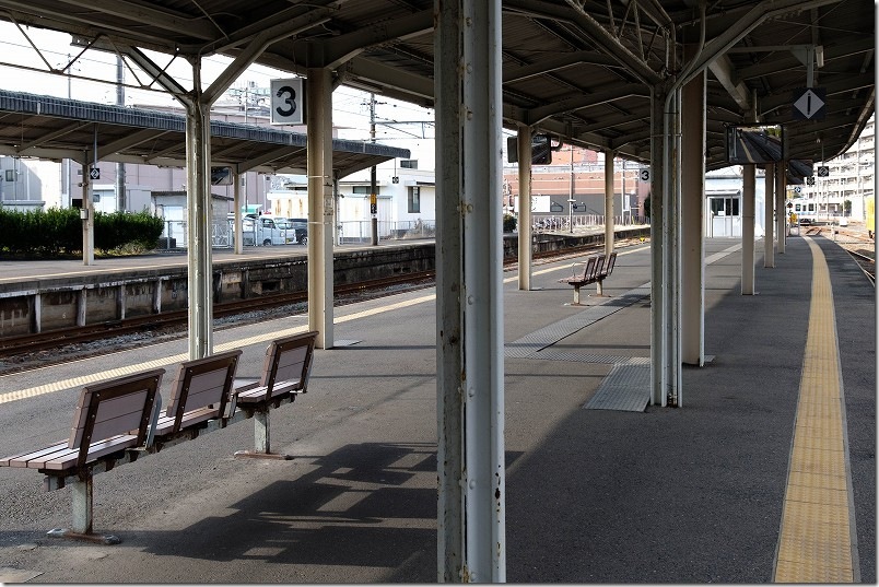 シンジが座ったベンチの場所を検証【宇部新川駅 3番ホーム】 シンジが座ったベンチの場所を検証【宇部新川駅 3番ホーム】