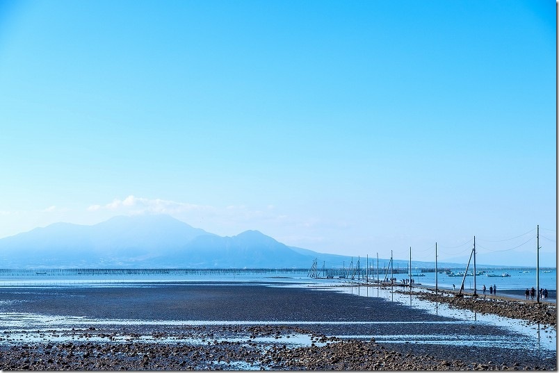 海に伸びる長部田海床路 バックには雲仙・普賢岳