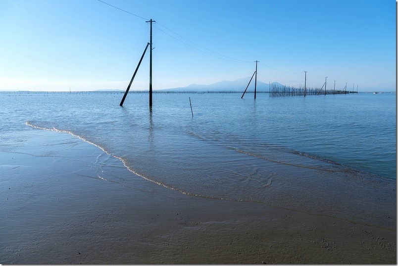 道の上まで波が打ち上がってくる 長部田海床路