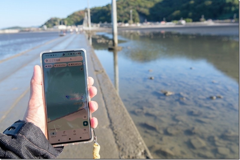 長部田海床路を歩いている途中にGoogleマップを見ると、現在位置が海の中