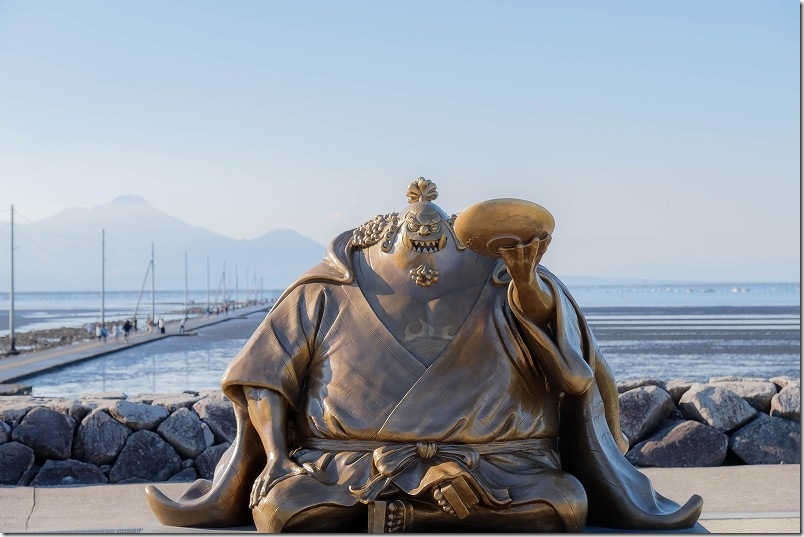 ONE PIECEのジンベエ像と長部田海床路