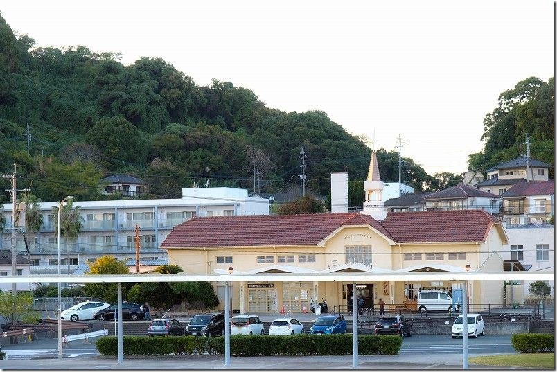 夕暮れ時の三角駅