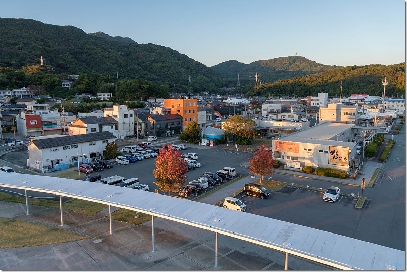 三角東港「海のピラミッド」の駐車場
