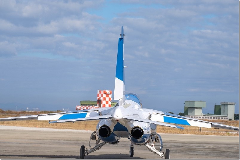 ブルーインパルスの離陸（真後ろ） 滑走路へ進入