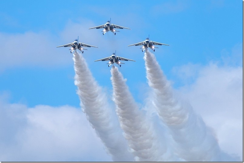 「ど迫力の中」で上空を通過するブルーインパルス