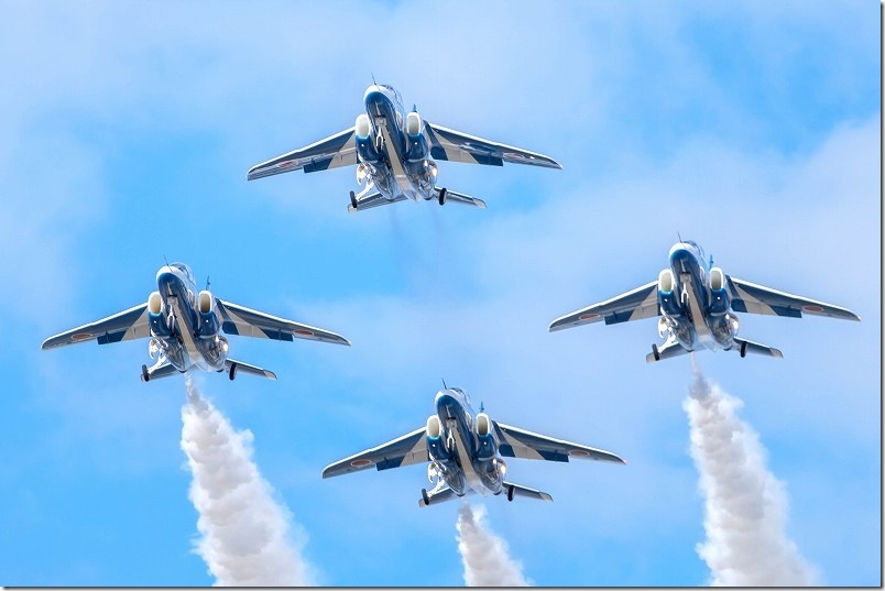 「ど迫力の中」で上空を通過するブルーインパルス