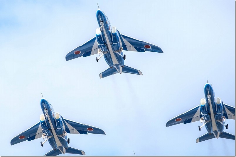 「ど迫力の中」で上空を通過するブルーインパルス