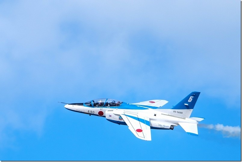 近距離を飛行するブルーインパルス