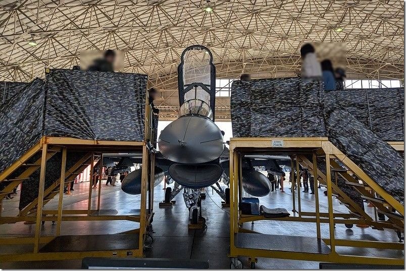 築城基地航空祭 演技終了後の見学【F2戦闘機のコックピットで記念撮影】