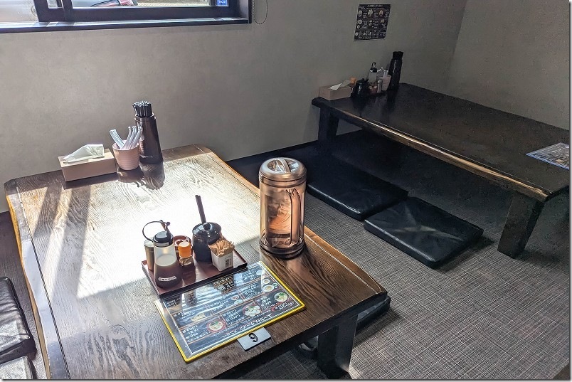 「よーちゃんラーメン」の店内 座敷席