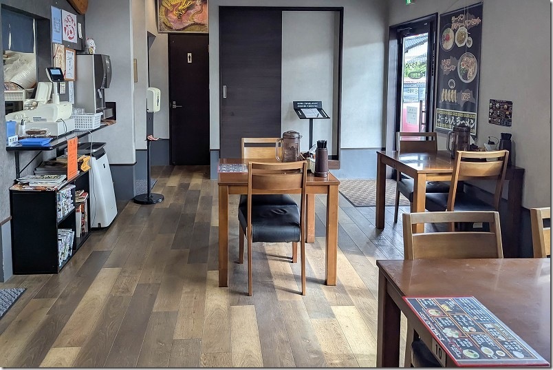 「よーちゃんラーメン」の店内 テーブル席