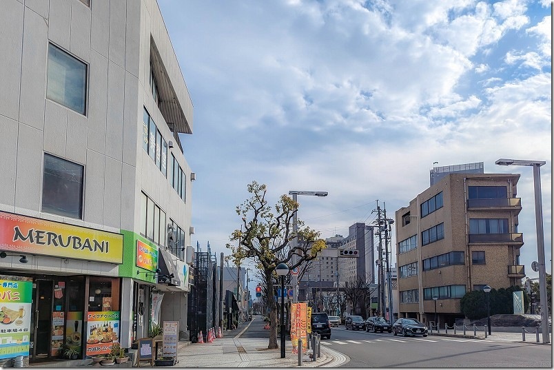宇部新川駅の駅前から寿橋通りを150mほど進むと「ラーメン専門 三平」へ到着 宇部新川駅の駅前から寿橋通りを150mほど進むと「ラーメン専門 三平」へ到着