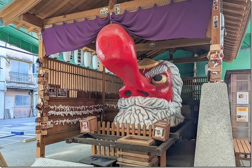 近くの「やよい天狗通り」のアーケード内に鎮座する天狗