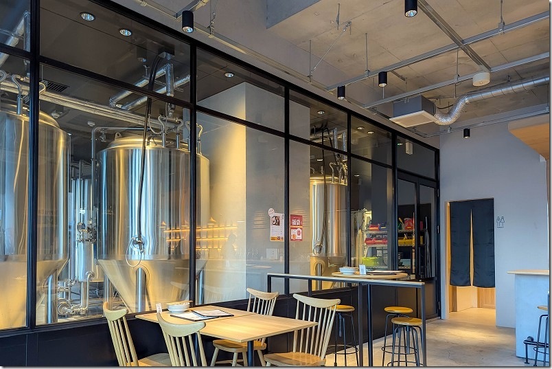 BEPPU BREWERYの店内から見たビール醸造所