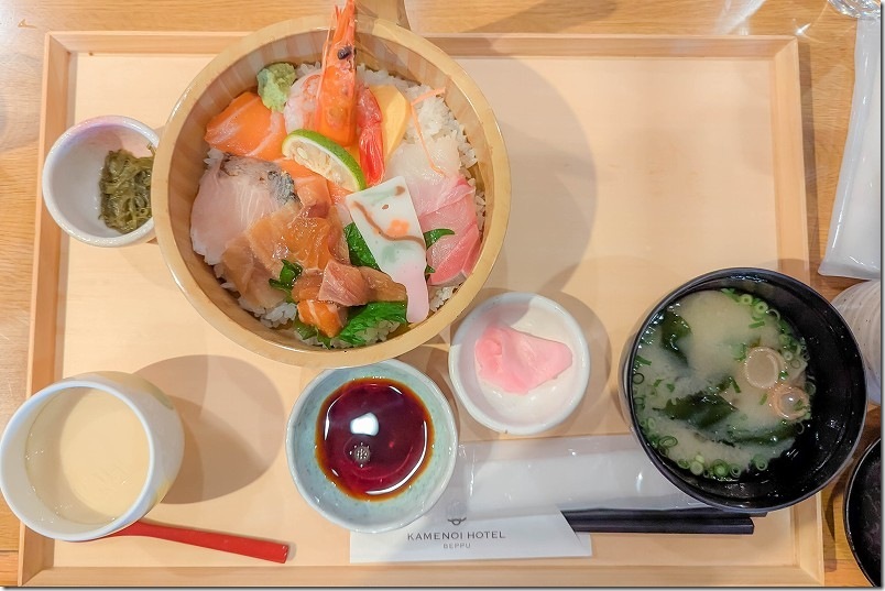 亀の井ホテル 朝食の海鮮丼【1階 熊八亭を利用】
