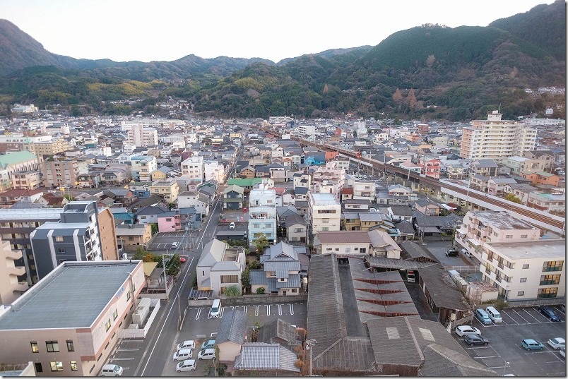 亀の井ホテル 別府 14階の部屋からの展望 電車