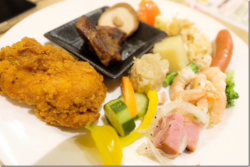 亀の井ホテル 夕食のバイキングを頂く！ フライドチキン、ステーキ、サラダ、蒸し物