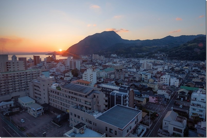亀の井ホテル 別府 14階の部屋からの展望 朝日